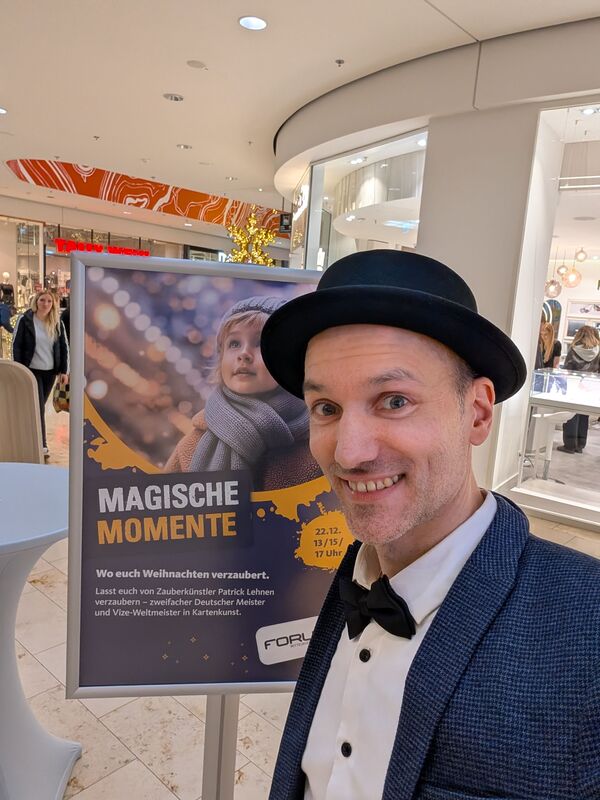 Patrick Lehnen neben dem Plakat zu seinem Advents-Auftritt im Forum Mittelrhein in Koblenz