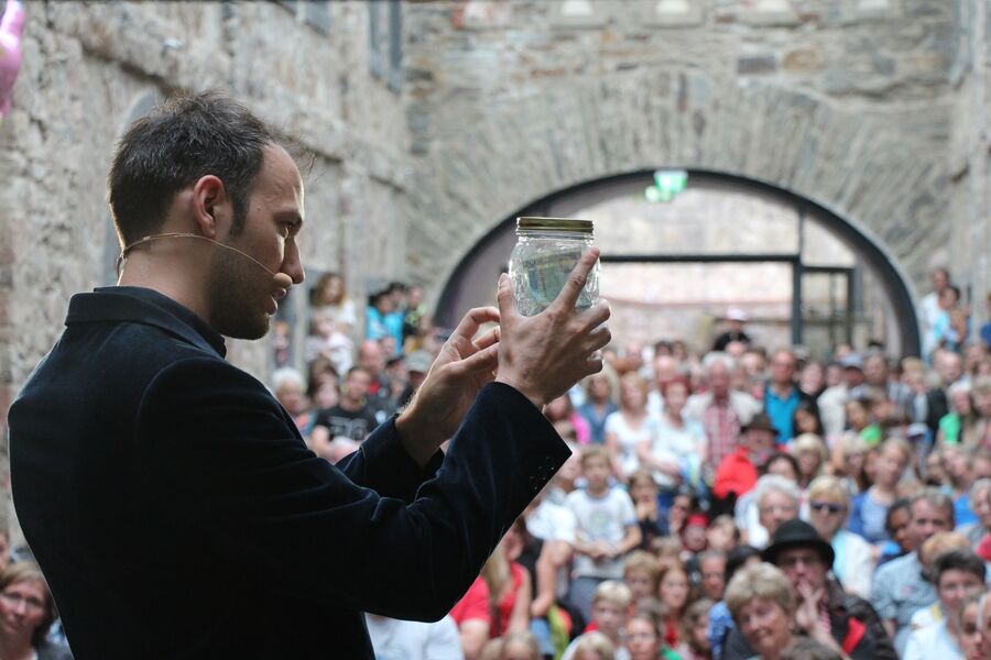 Zauberer Patrick Lehnen beim Gauklerfest auf der Festung Ehrenbreitenstein in Koblenz vor vollen Rängen