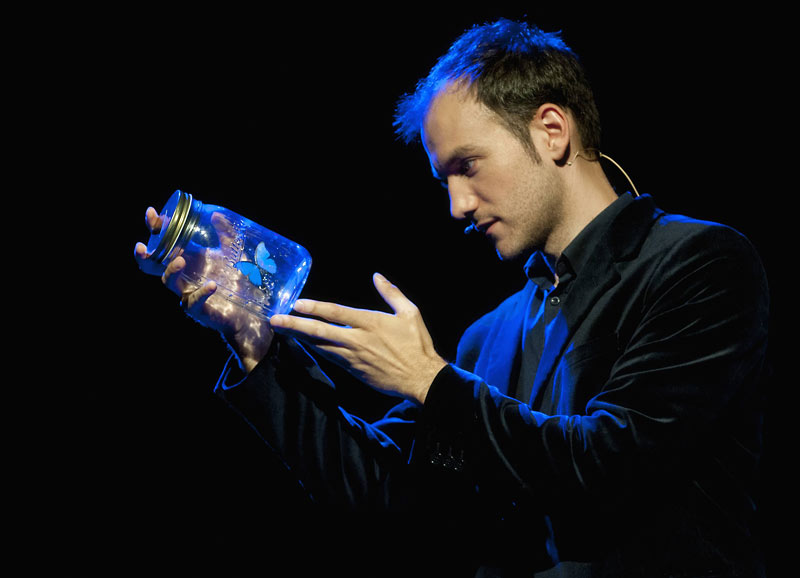 Bühnenshow von Zauberer Patrick Lehnen: Schmetterling im Glas