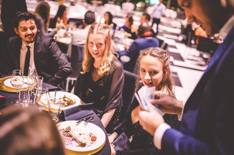 Zauberer Patrick Lehnen zaubert bei einem festlichen Dinner direkt am Tisch der Gäste